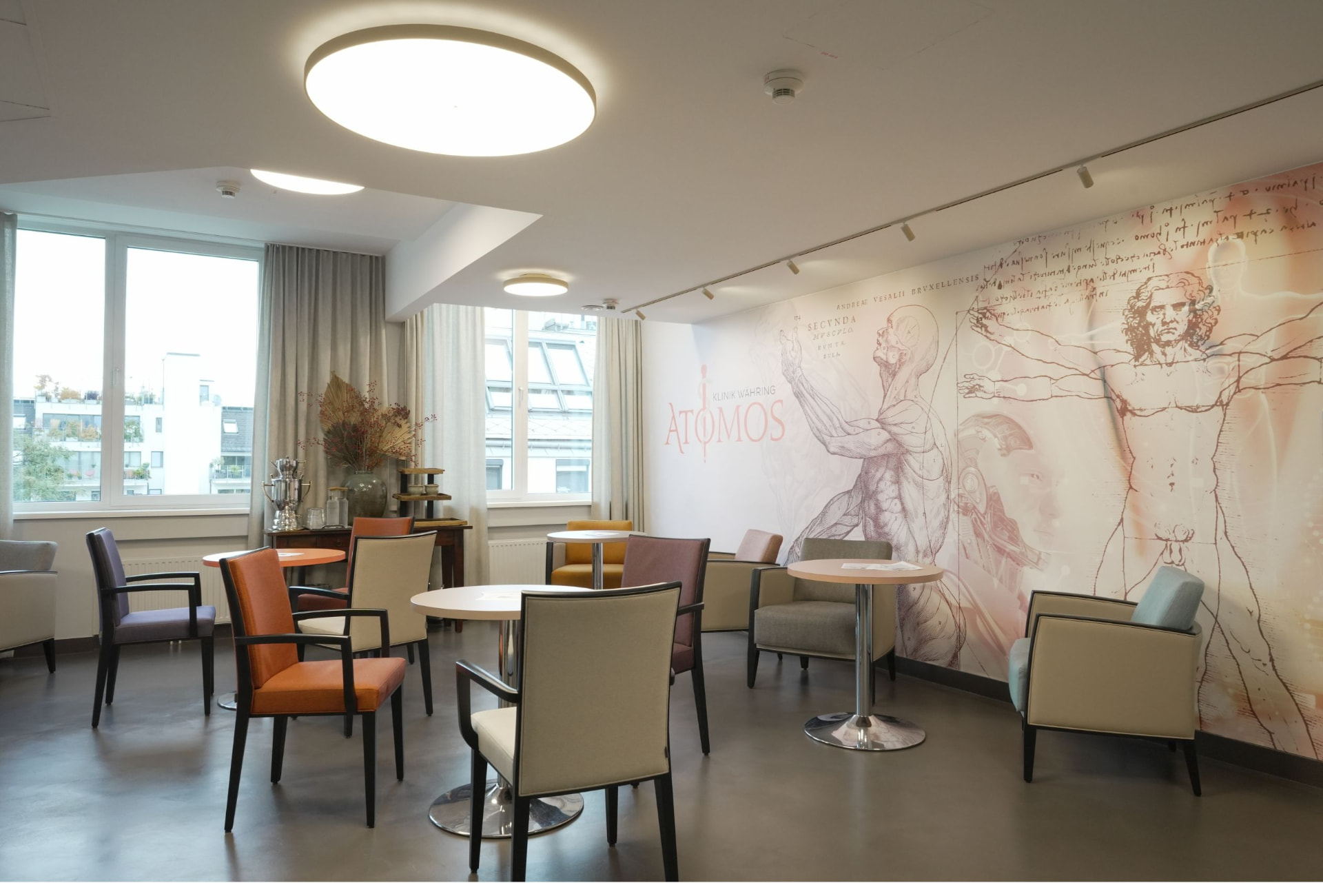 Lounge mit Tageslicht und Sitzplätzen